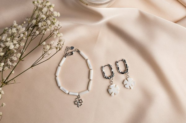 Comment choisir une bague de cocktail qui complète une tenue de soirée sans la dominer ?