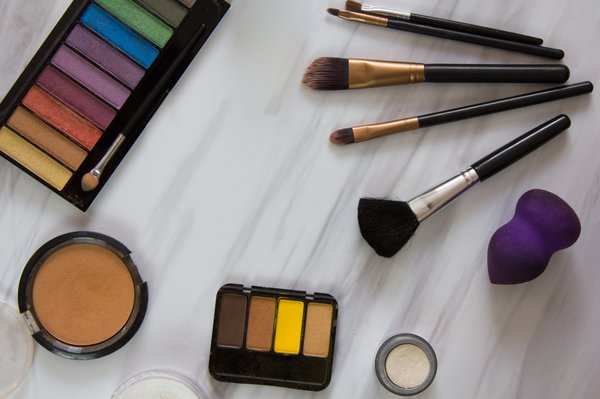 Top astuces pour utiliser le stylo anti-cernes et briller